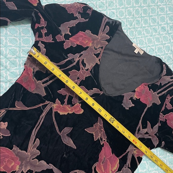 Mystery dark floral burnout velvet bell sleeve dress - Picture 5 of 6